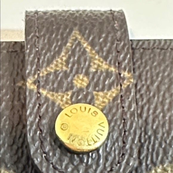 Louis Vuitton Monogram Agenda/ Passport Holder
Date Code SP0090
4” x 6” - Picture 3 of 11